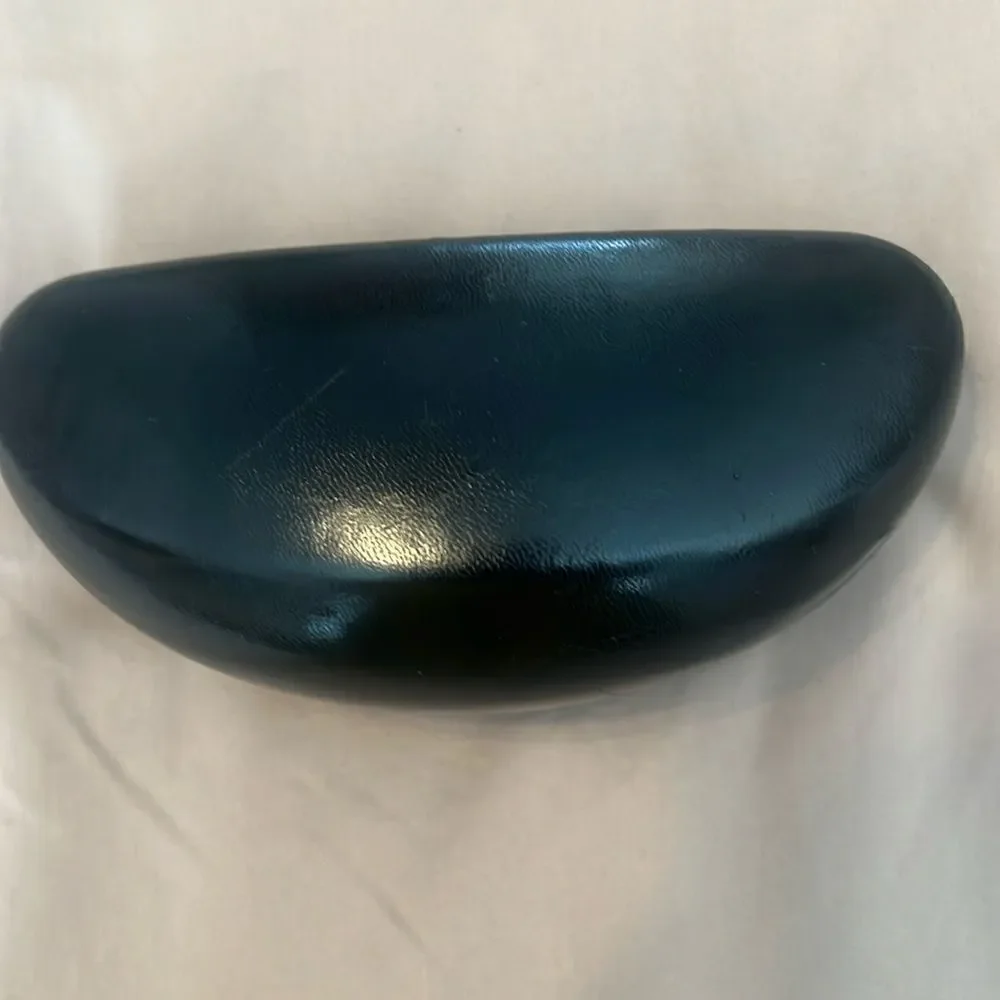 Unbranded black hard case for sunnies Case only doesn’t include sunglasses EUC